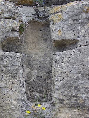 Cruz visigoda tallada en roca